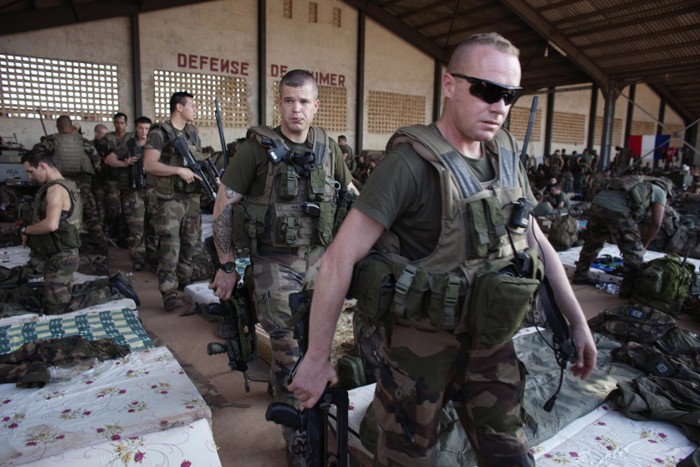 Lính bộ binh Pháp đang có mặt bên trong nhà chứa máy bay ở căn cứ không quân Mali - Bamako chuẩn bị được điều động đi làm nhiệm vụ (ảnh chụp ngày 14/1/13)